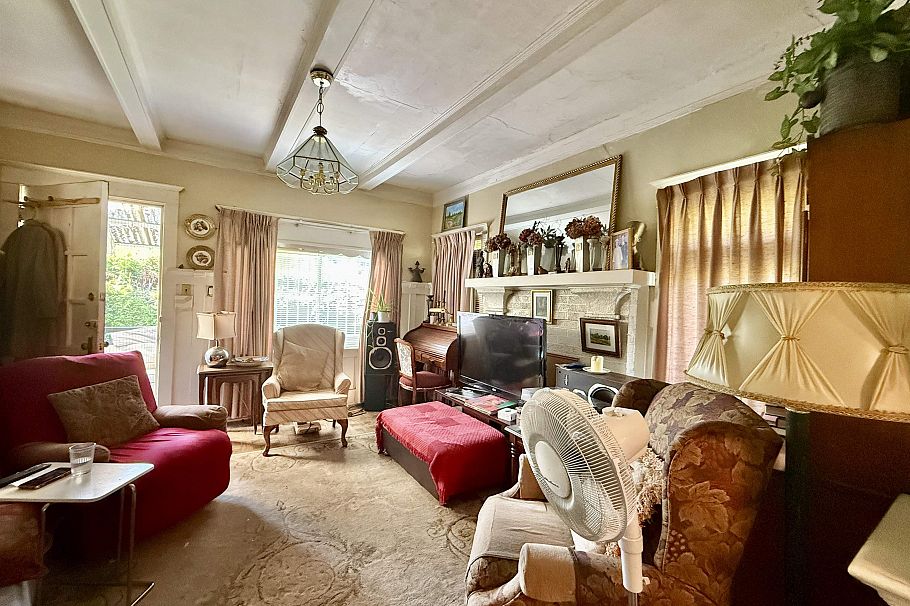 211 E 38th Avenue Vancouver, BC - 2