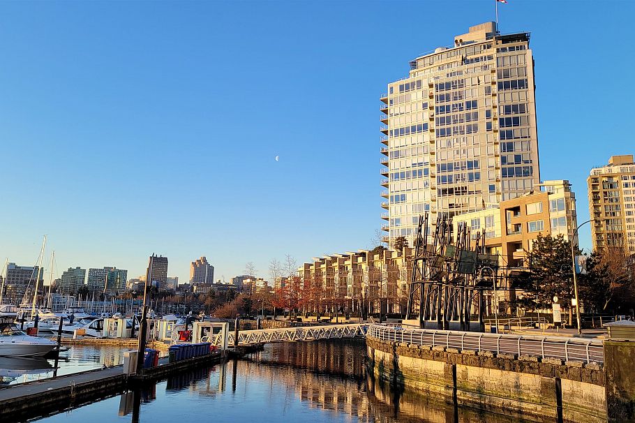 302 1228 Marinaside Crescent Vancouver, BC - 1