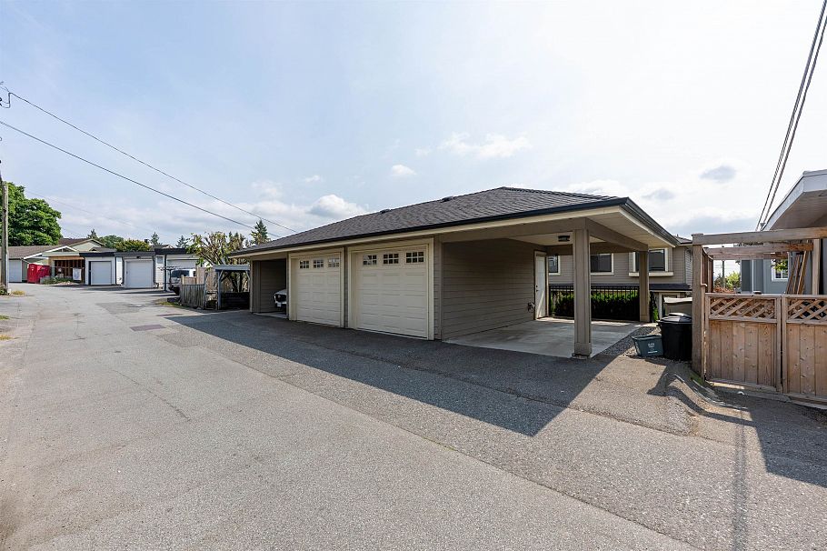 320 E Keith Road North Vancouver, BC - 36