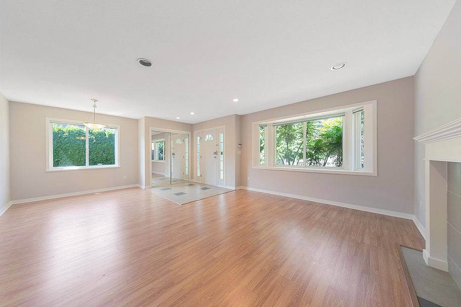 235 W 19th Street North Vancouver, BC - 3