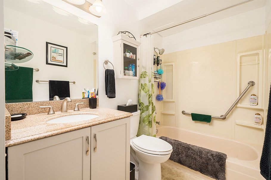 113 135 W 21st Street North Vancouver, BC - 15