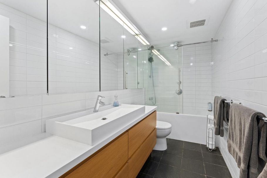 1358 W 7th Avenue Vancouver, BC - 17