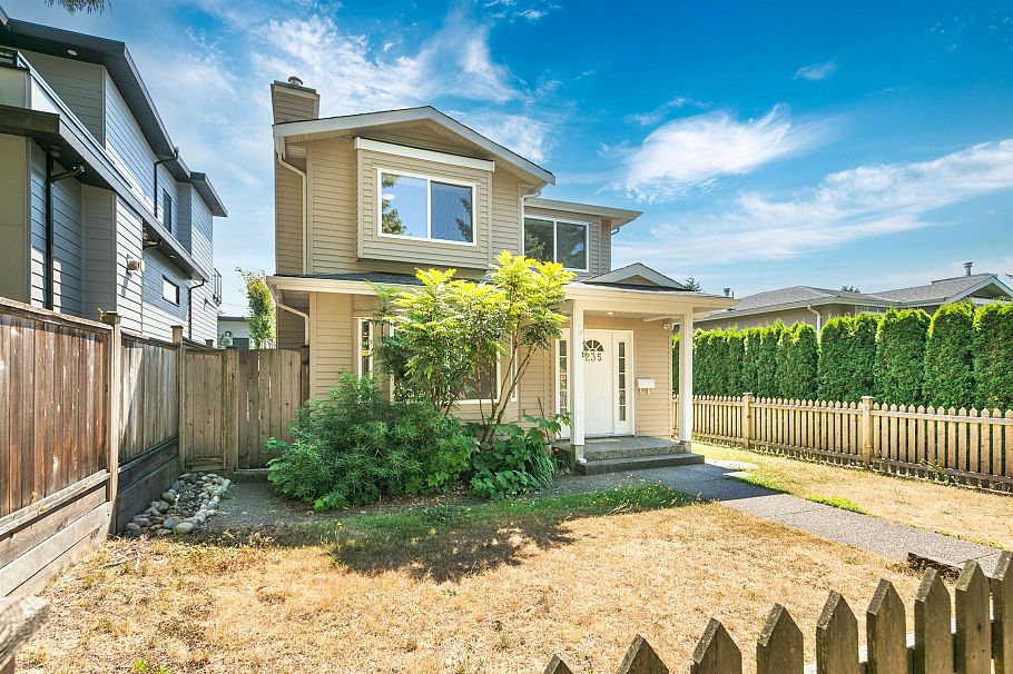 235 W 19th Street North Vancouver, BC - 1