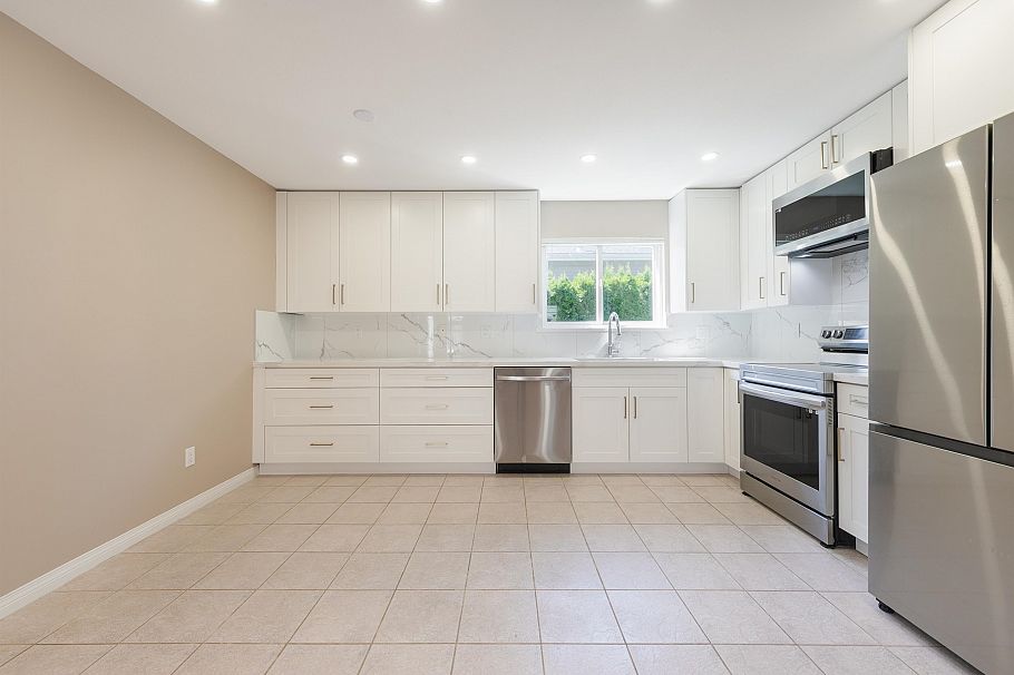 235 W 19th Street North Vancouver, BC - 9