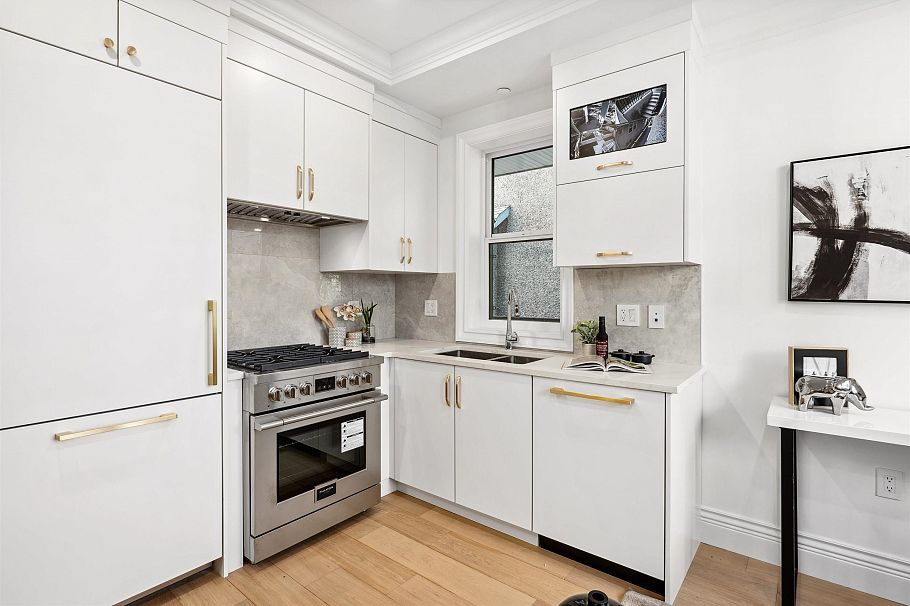 3812 W 15th Avenue Vancouver, BC - 5