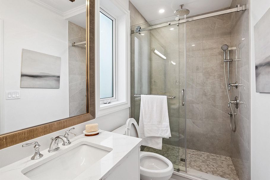 3812 W 15th Avenue Vancouver, BC - 9