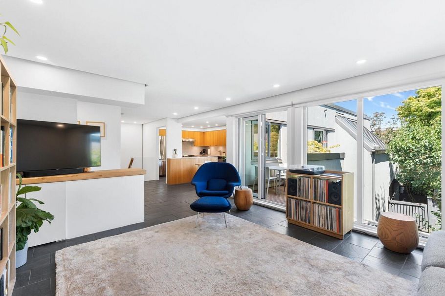 1358 W 7th Avenue Vancouver, BC - 2