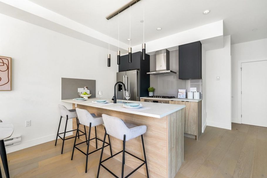 7353 Oak Street Vancouver, BC - 11