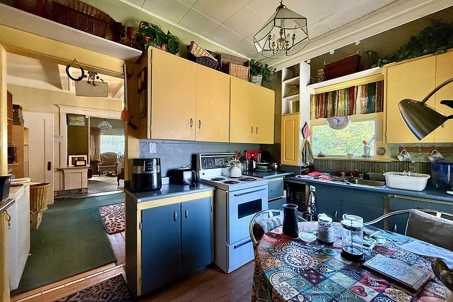 211 E 38th Avenue Vancouver, BC - 5