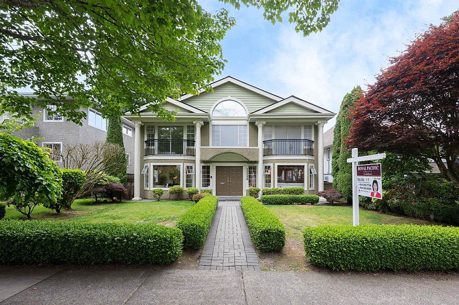 3520 W 30th Avenue Vancouver, BC - 2