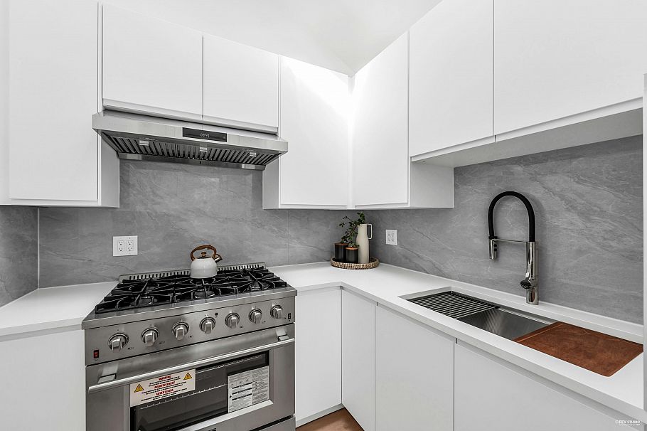 1748 W 68th Avenue Vancouver, BC - 9