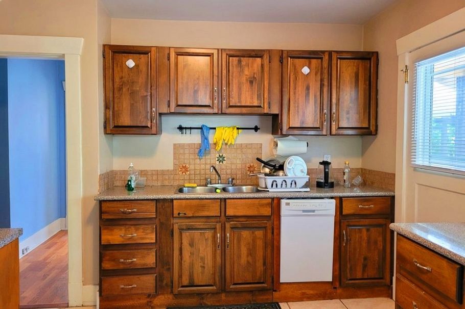 3346 W 10th Avenue Vancouver, BC - 9