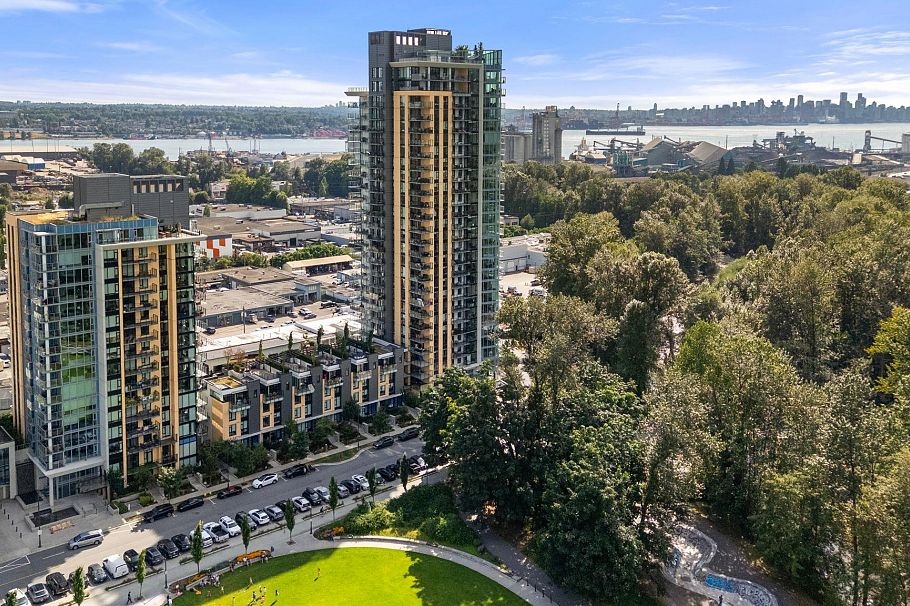 2702 1401 Hunter Street North Vancouver, BC - 2