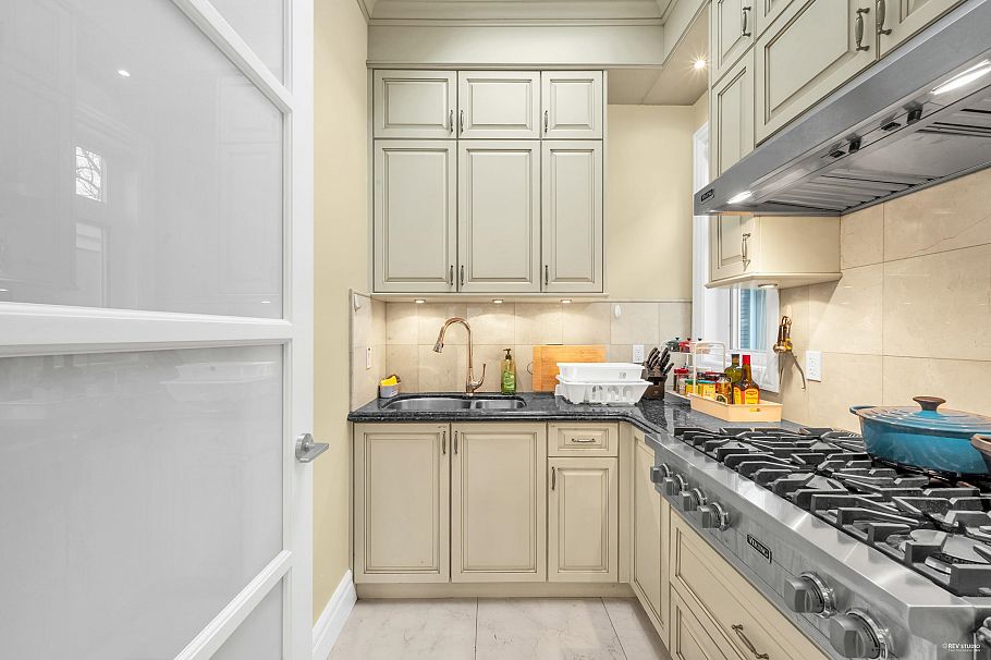 1737 W 63rd Avenue Vancouver, BC - 21