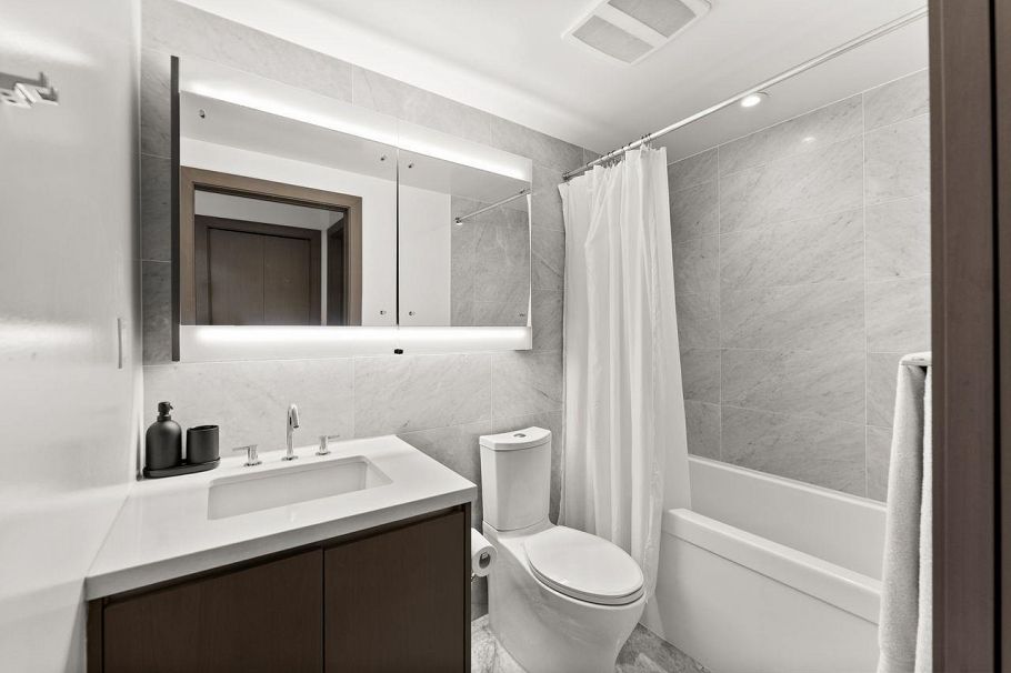 820 68 Smithe Street Vancouver, BC - 1