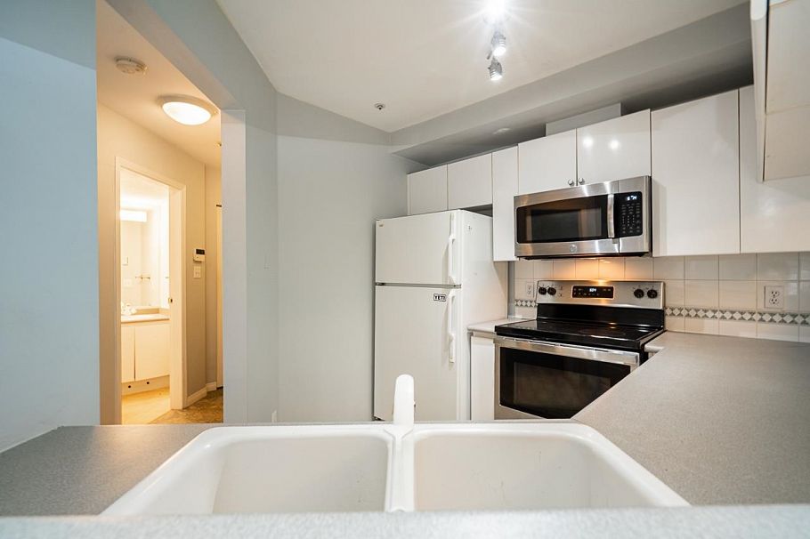 107 8430 Jellicoe Street Vancouver, BC - 11