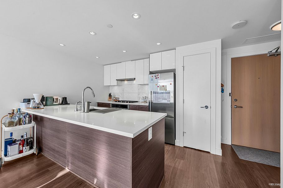 716 3557 Sawmill Crescent Vancouver, BC - 2