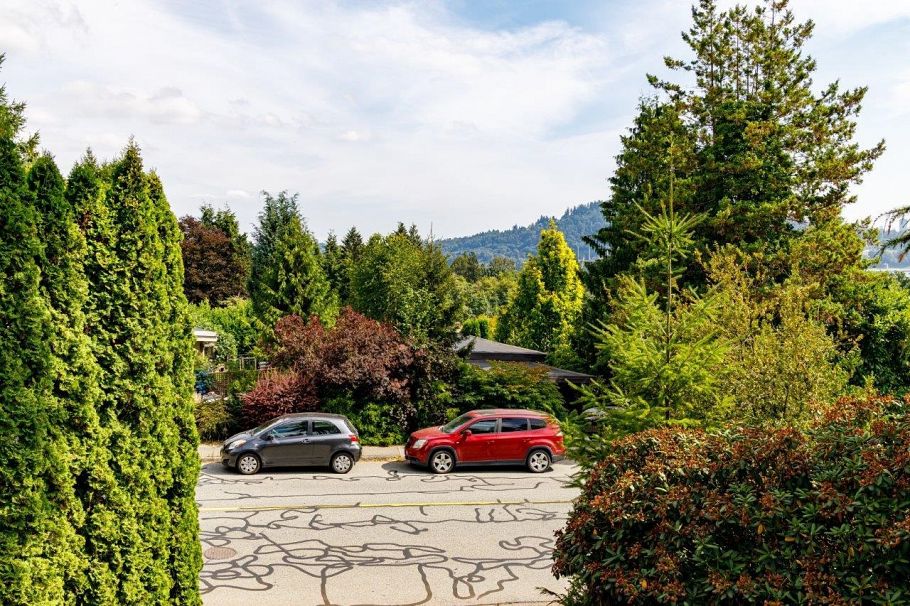 697 Plymouth Drive North Vancouver, BC - 40