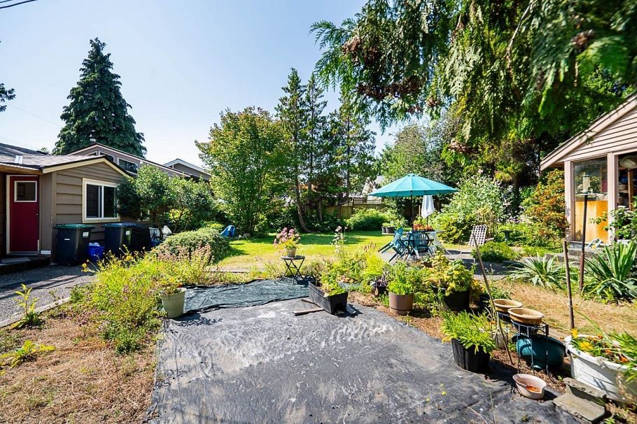 894 E 13th Street North Vancouver, BC - 9