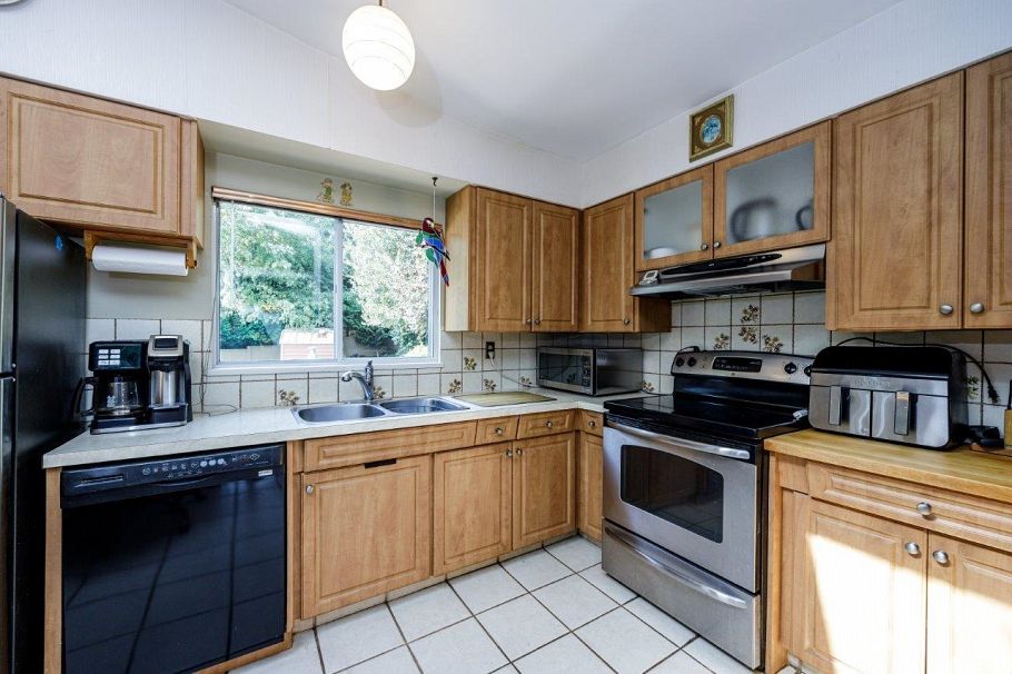 697 Plymouth Drive North Vancouver, BC - 9