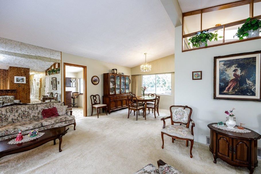 697 Plymouth Drive North Vancouver, BC - 2