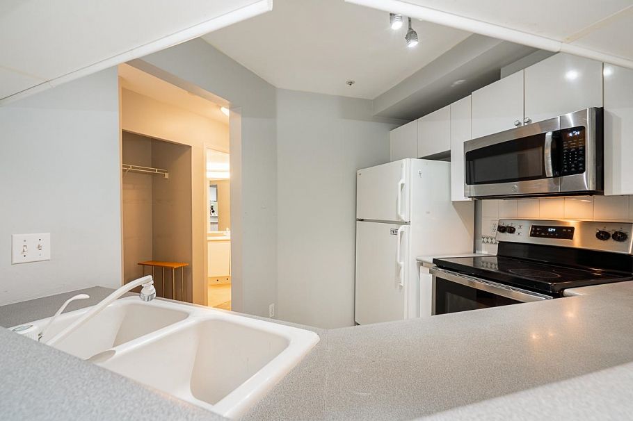 107 8430 Jellicoe Street Vancouver, BC - 12