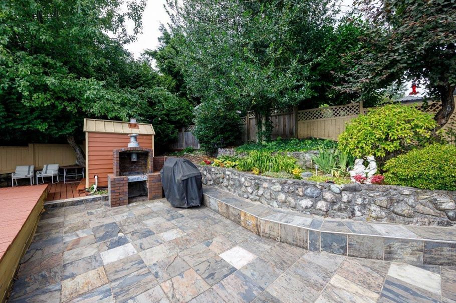 697 Plymouth Drive North Vancouver, BC - 39