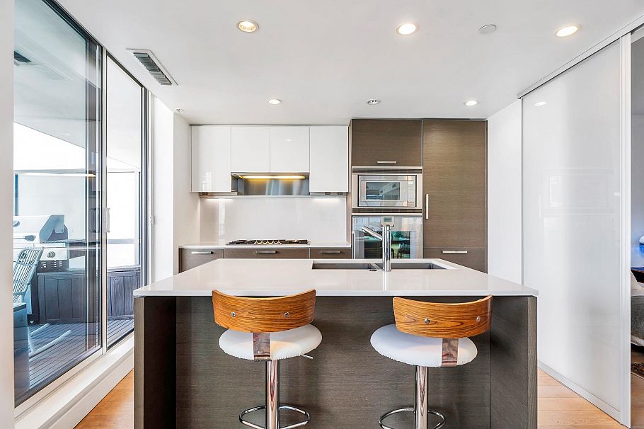 1601 1499 W Pender Street Vancouver, BC - 3