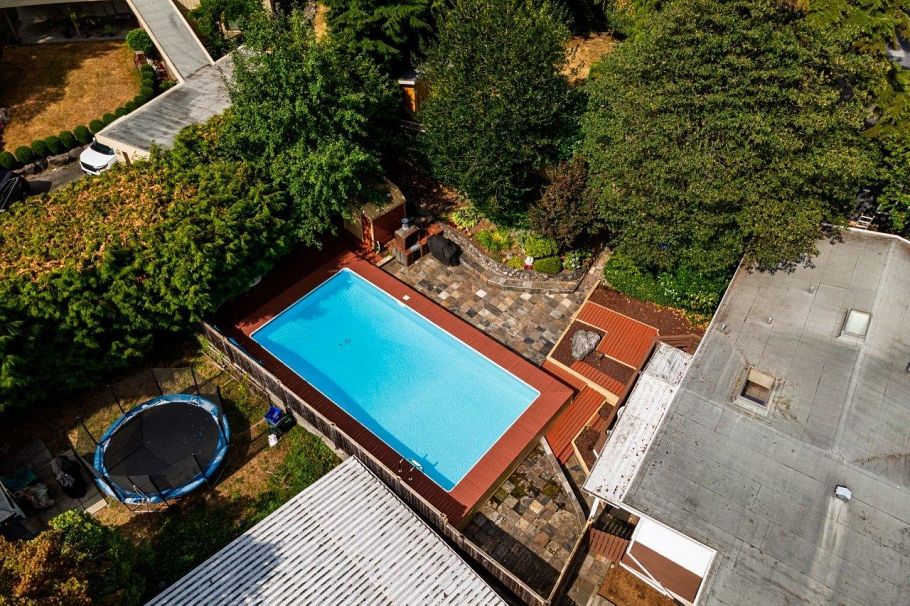 697 Plymouth Drive North Vancouver, BC - 34