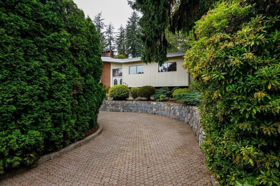 697 Plymouth Drive North Vancouver, BC - 33