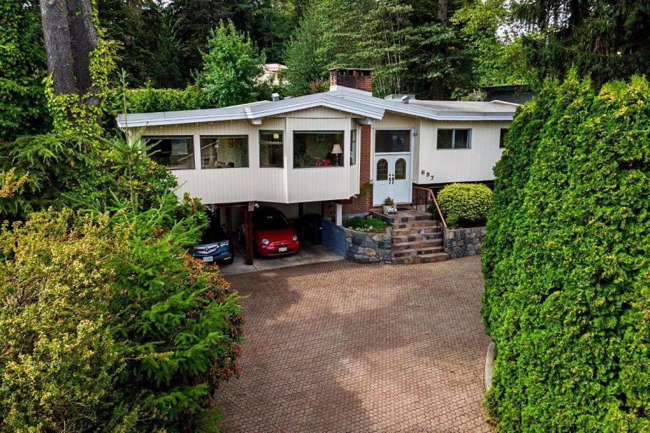 697 Plymouth Drive North Vancouver, BC - 1