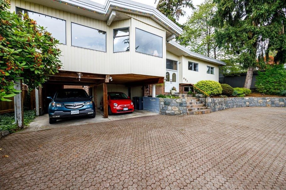 697 Plymouth Drive North Vancouver, BC - 30