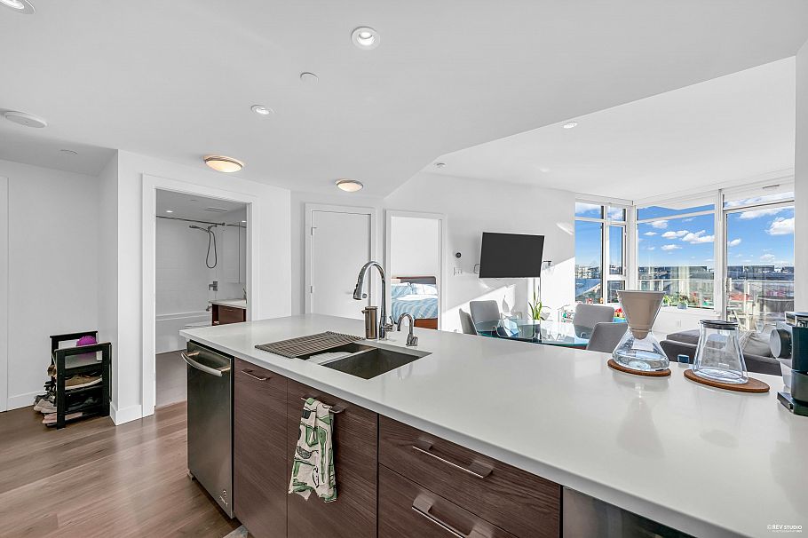 716 3557 Sawmill Crescent Vancouver, BC - 3