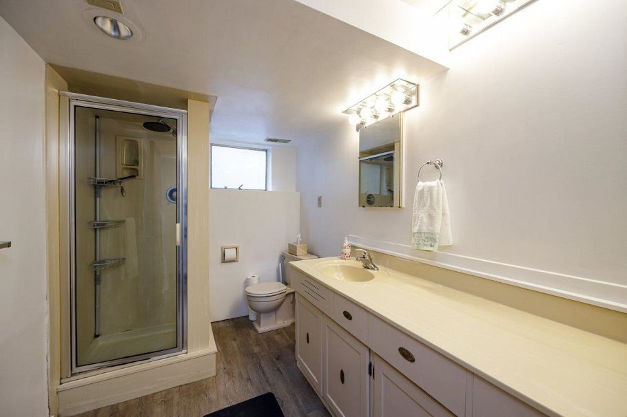 697 Plymouth Drive North Vancouver, BC - 24