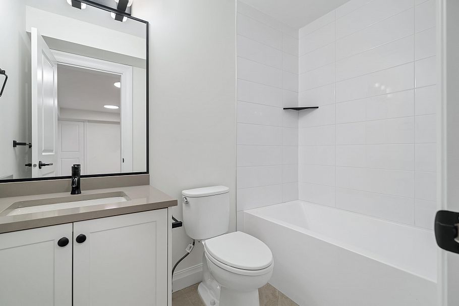 780 E 10th Street North Vancouver, BC - 37