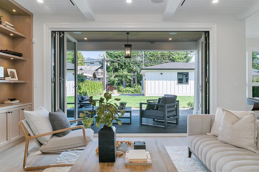 780 E 10th Street North Vancouver, BC - 10