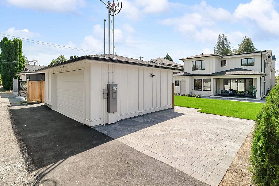 780 E 10th Street North Vancouver, BC - 40