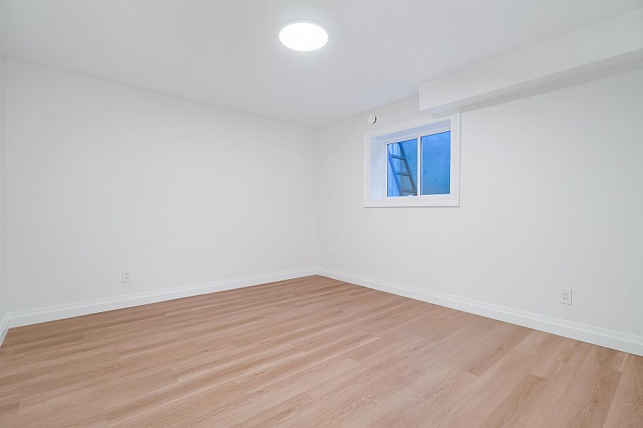 780 E 10th Street North Vancouver, BC - 35