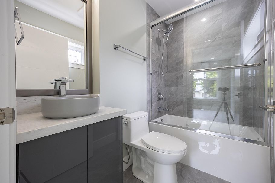 1 5808 Lanark Street Vancouver, BC - 20