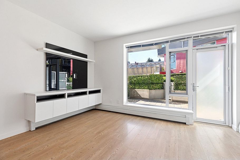 215 384 E 1st Avenue Vancouver, BC - 3