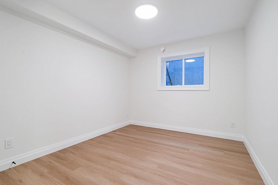 780 E 10th Street North Vancouver, BC - 36