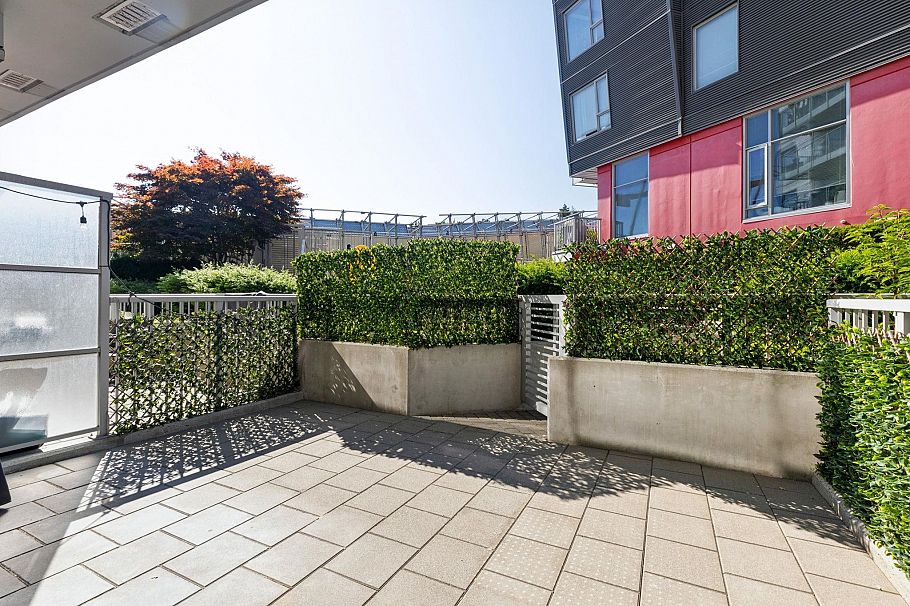 215 384 E 1st Avenue Vancouver, BC - 1