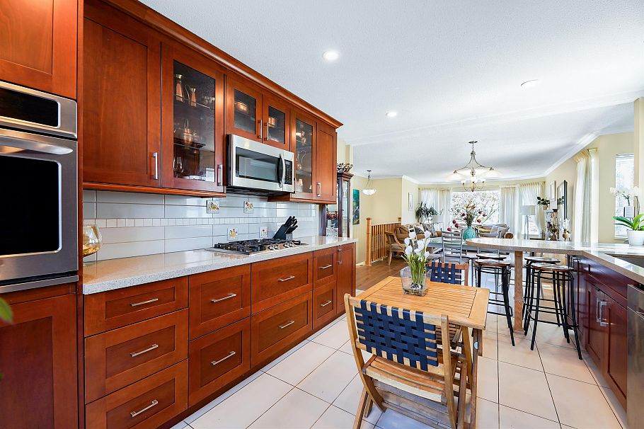 883 Nairn Court North Vancouver, BC - 12