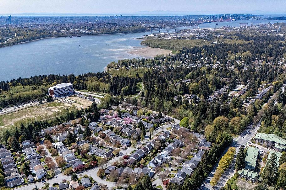 883 Nairn Court North Vancouver, BC - 2