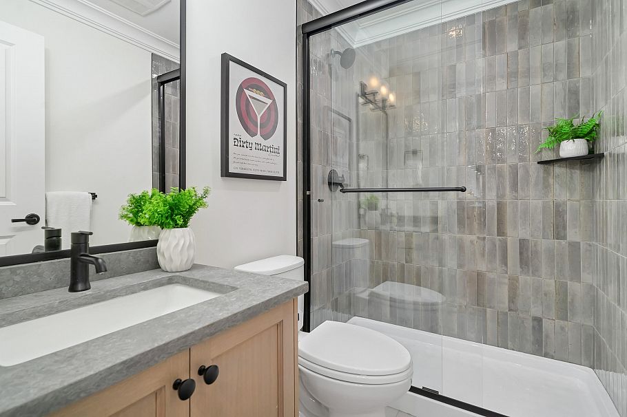 780 E 10th Street North Vancouver, BC - 32