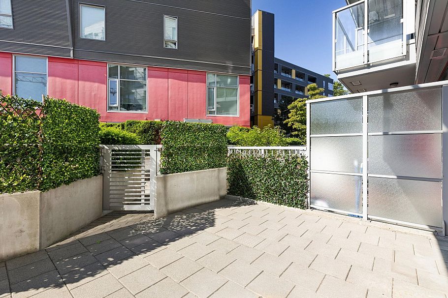 215 384 E 1st Avenue Vancouver, BC - 2