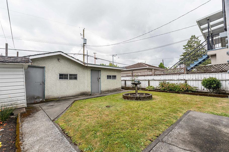2236 Kitchener Street Vancouver, BC - 5