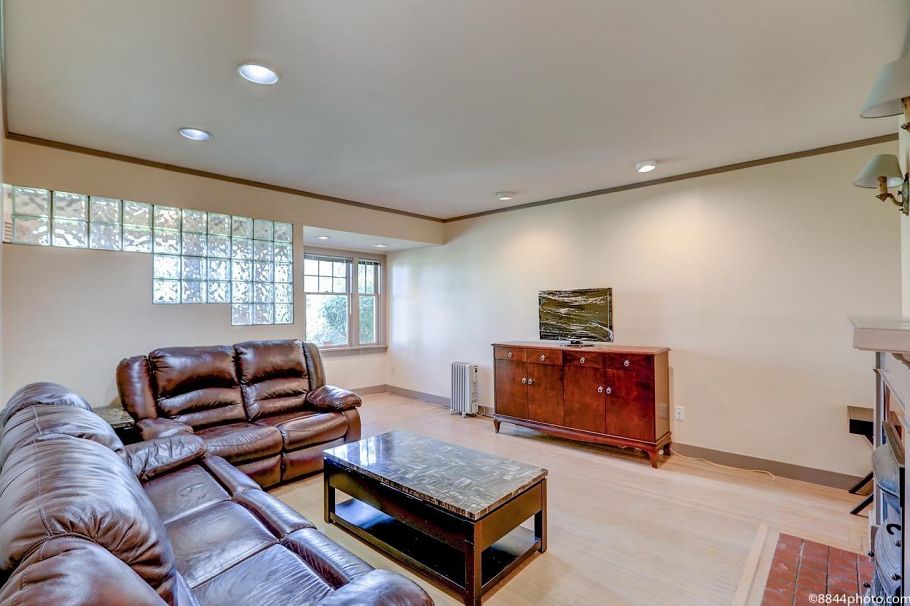 3870 W 17th Avenue Vancouver, BC - 9