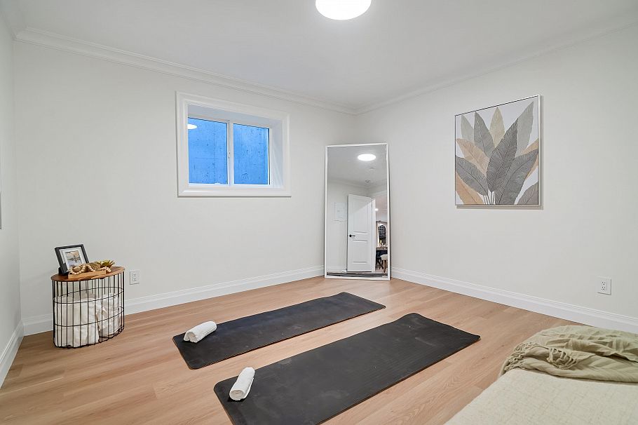 780 E 10th Street North Vancouver, BC - 31