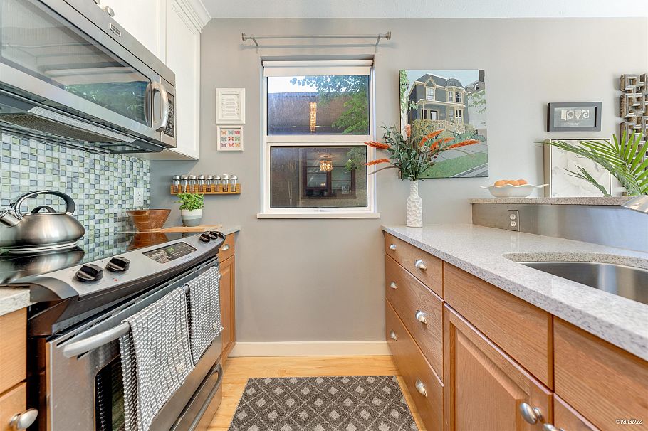 201 985 10th Avenue Vancouver, BC - 2